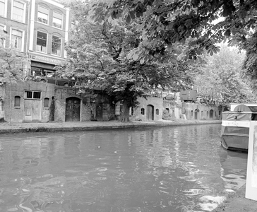 883727 Gezicht op de werfmuur met de werfkelders ter hoogte van de panden Oudegracht 230-236 te Utrecht.
